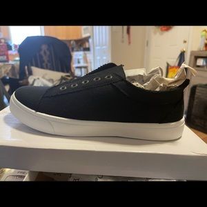 Slip on women’s sneakers never worn